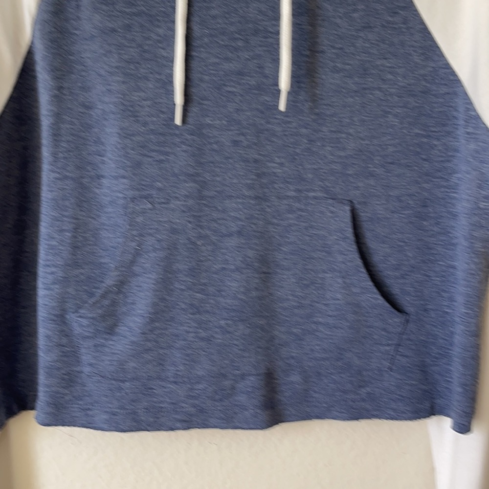 MOSSIMO SUPPLy. Size M . Color white & blue - Picture 2 of 5